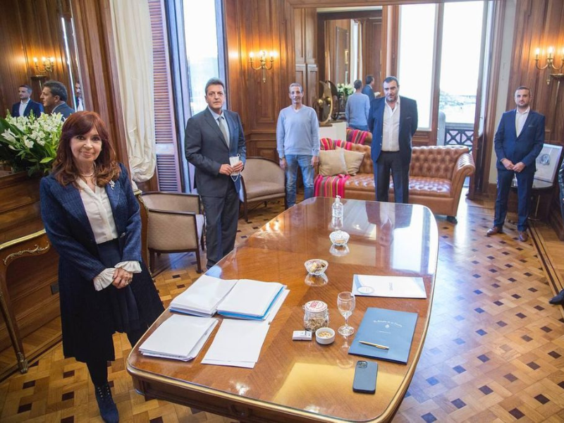 Cristina Kirchner aprobó un masivo pase de empleados públicos