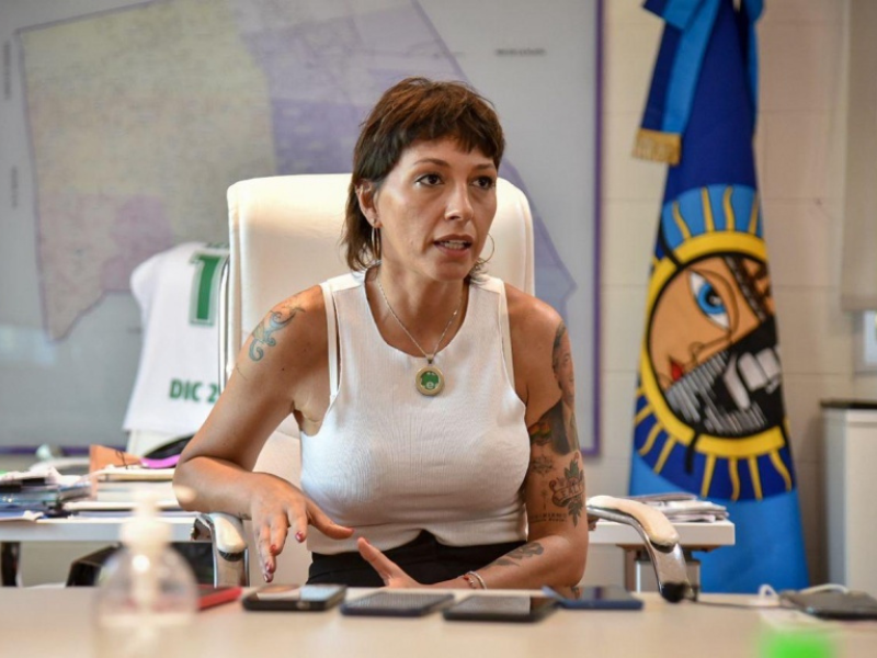 Mayra Mendoza aumentó un 85% los sueldos de empleados municipales en lo que va del año