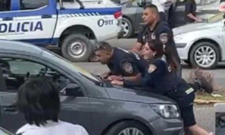 Córdoba: Un joven arrastró con el auto a dos policías para evitar un control