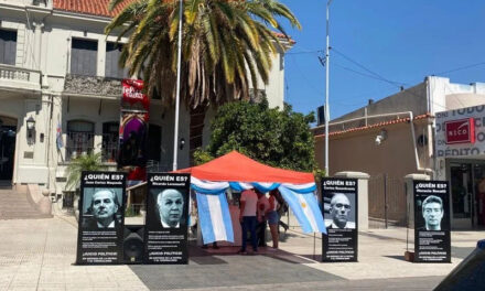 Colocaron carteles contra la Corte Suprema frente a la Casa de Gobierno de La Rioja