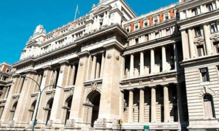 El oficialismo presiona al Presidente para que por DNU reforme el Máximo Tribunal