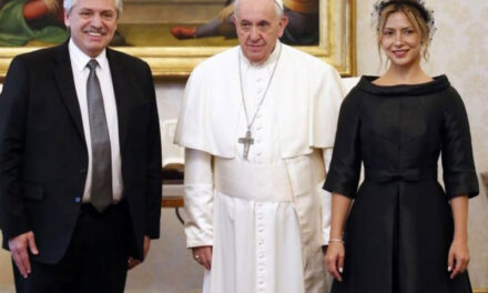 El Gobierno se defendió de las críticas del Papa: «Estamos como estamos por Macri»