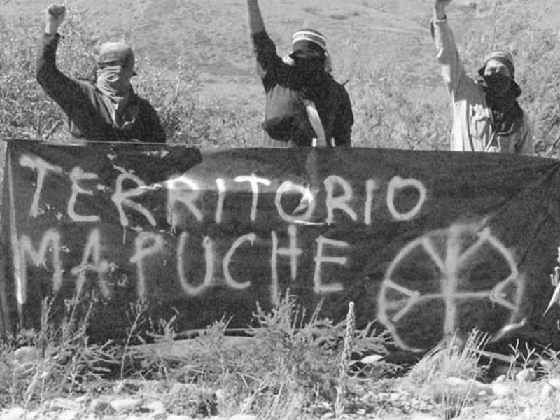 La oposición denunció al titular de Asuntos Indígenas que entregó tierras a mapuches