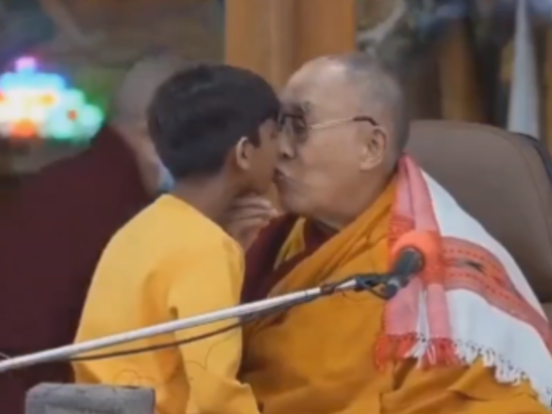 La indignación por el beso del Dalai Lama a un niño y las disculpas del líder