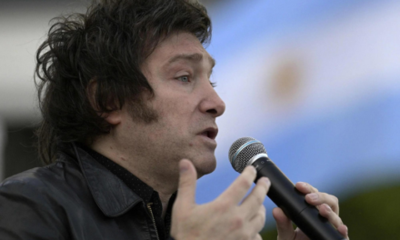 Las duras palabras de Javier Milei contra Carrió: “Se colgaron de Mauricio Macri»