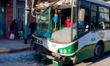 Terrible accidente en Flores: chocaron dos colectivos y hay 35 heridos