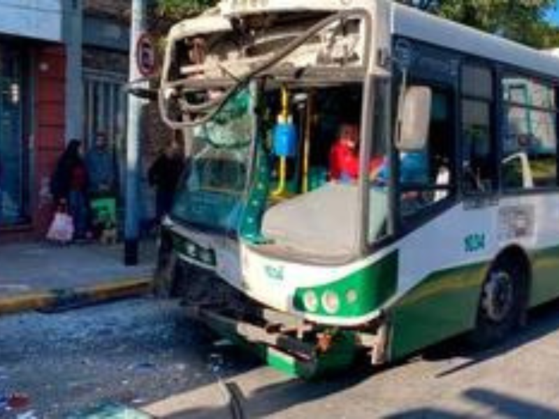Terrible accidente en Flores: chocaron dos colectivos y hay 35 heridos