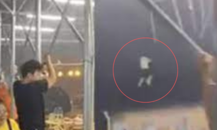 VIDEO | Una ráfaga de viento voló un techo y a 4 personas en China
