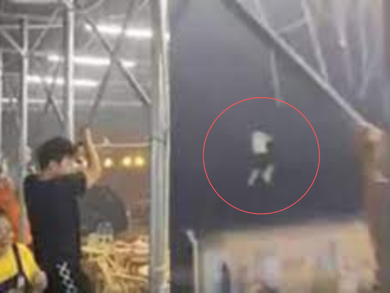 VIDEO | Una ráfaga de viento voló un techo y a 4 personas en China