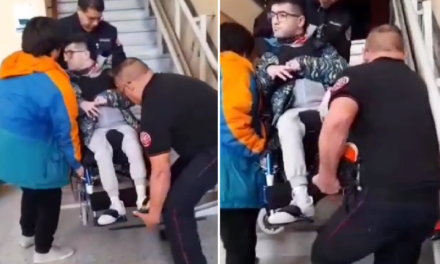 Trelew: los bomberos debieron subir a un chico en sillas de ruedas por las escaleras por falta de accesos inclusivos