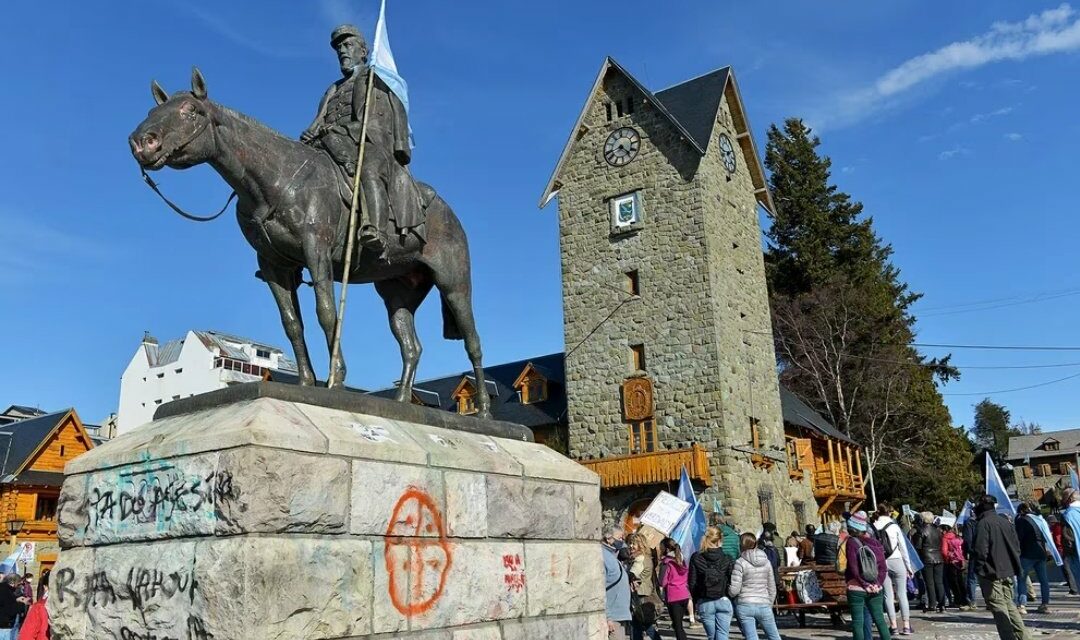 ¿Por qué hay una estatua de Roca en el Centro Cívico de Bariloche?