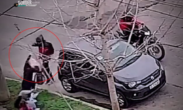 VIDEO | Motochorro le apuntó en la cabeza a una madre para robarle una mochila
