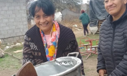 Por una sonrisa: el merendero que alimenta a 250 chicos con la venta de ropa sacada de un basural